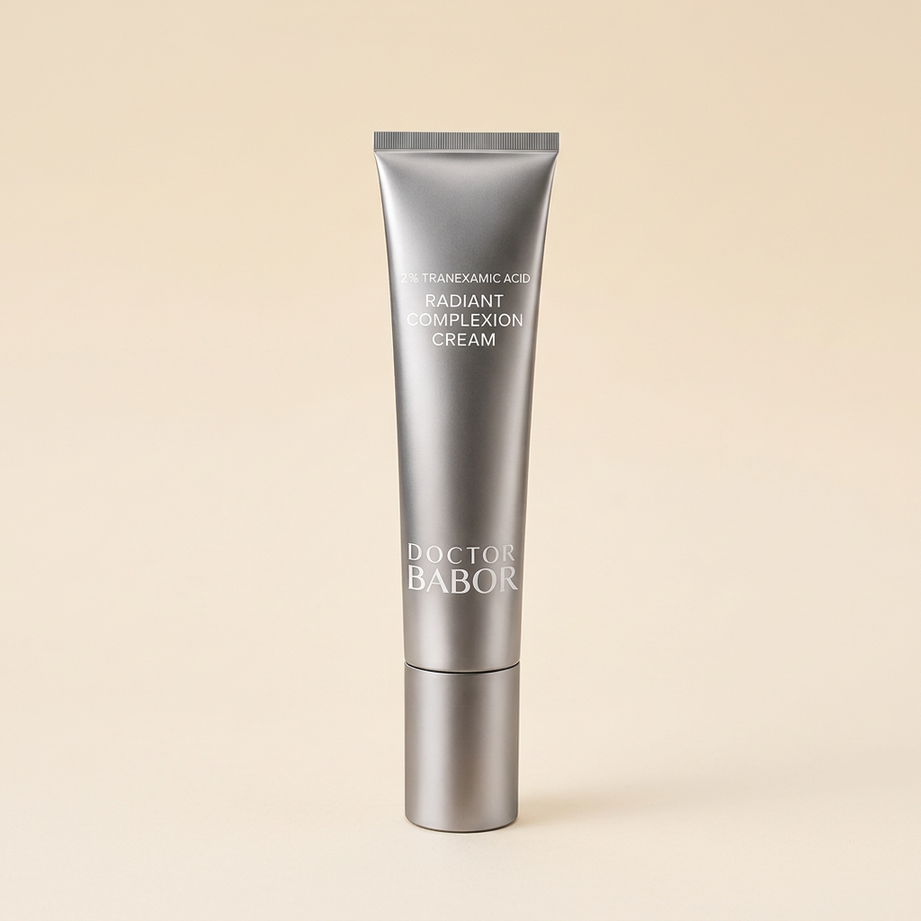 DOCTOR BABOR Radiant Complexion Cream auf elegantem beigem Spa-Hintergrund – luxuriöse Gesichtscreme zur Unterstützung eines ebenmäßigen, strahlenden Hautbildes und sichtbar frischer Haut.