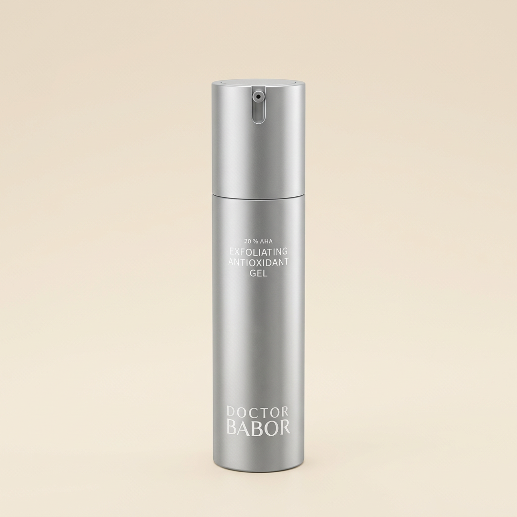 DOCTOR BABOR 10% AHA Exfoliating Antioxidant Gel in eleganter silberner Pumpflasche vor modernem Spa-Hintergrund mit warmen Beige- und Naturtönen, Naturstein und stilvollen Wellness-Elementen. Hochwertige Beauty-Produktinszenierung mit cleanem Luxus-Look und entspannender Spa-Atmosphäre