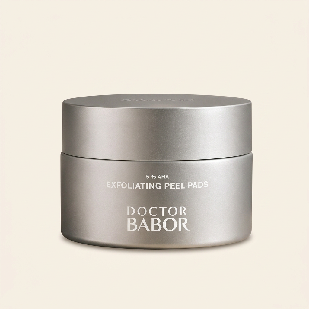 DOCTOR BABOR 5% AHA Exfoliating Peel Pads in elegantem silbernen Tiegel vor modernem Spa-Hintergrund mit warmen Beige- und Naturtönen, Naturstein und stilvollen Wellness-Elementen. Hochwertige Beauty-Produktinszenierung mit cleanem Luxus-Look und entspannender Spa-Atmosphäre