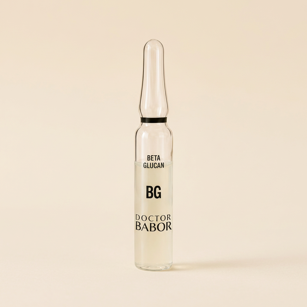 DOCTOR BABOR Beta Glucan Ampulle auf elegantem beigem Spa-Hintergrund – luxuriöse Wirkstoffampulle zur Unterstützung einer beruhigten, gestärkten und intensiv gepflegten Haut.